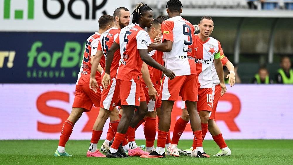 Bookmakeři i sázkaři se shodují, Slavia má z českého trojlístku největší šanci