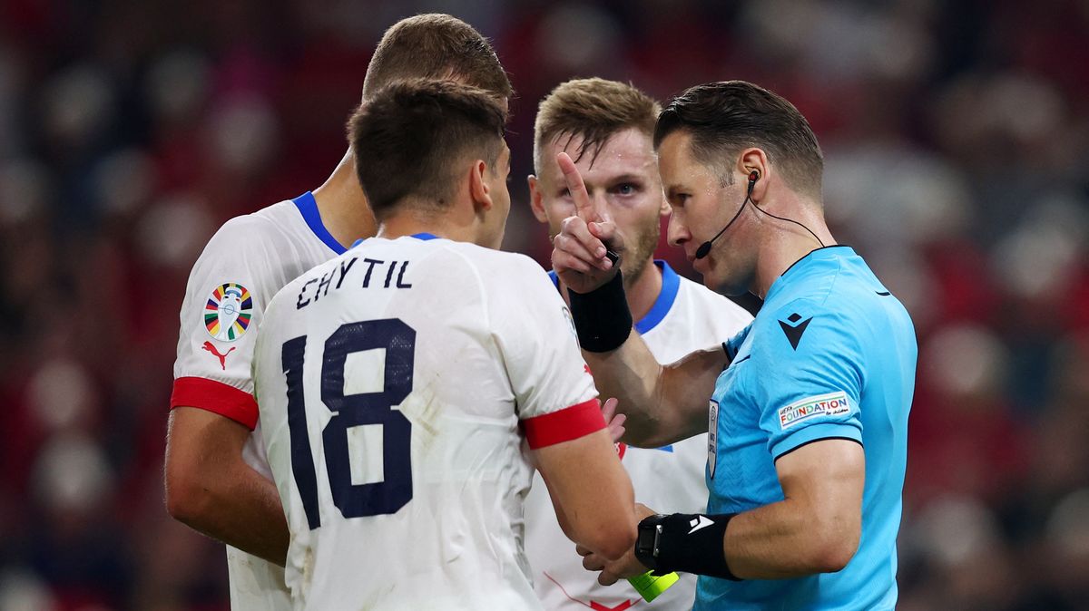 Rameno, nebo ruka? Co viděl VAR? Vyloučení Chytila brutálně ovlivnilo zápas