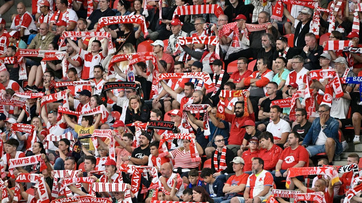 Dvěma zadrženým fanouškům Slavie v Itálii bylo vydáno rozhodnutí o vyhoštění