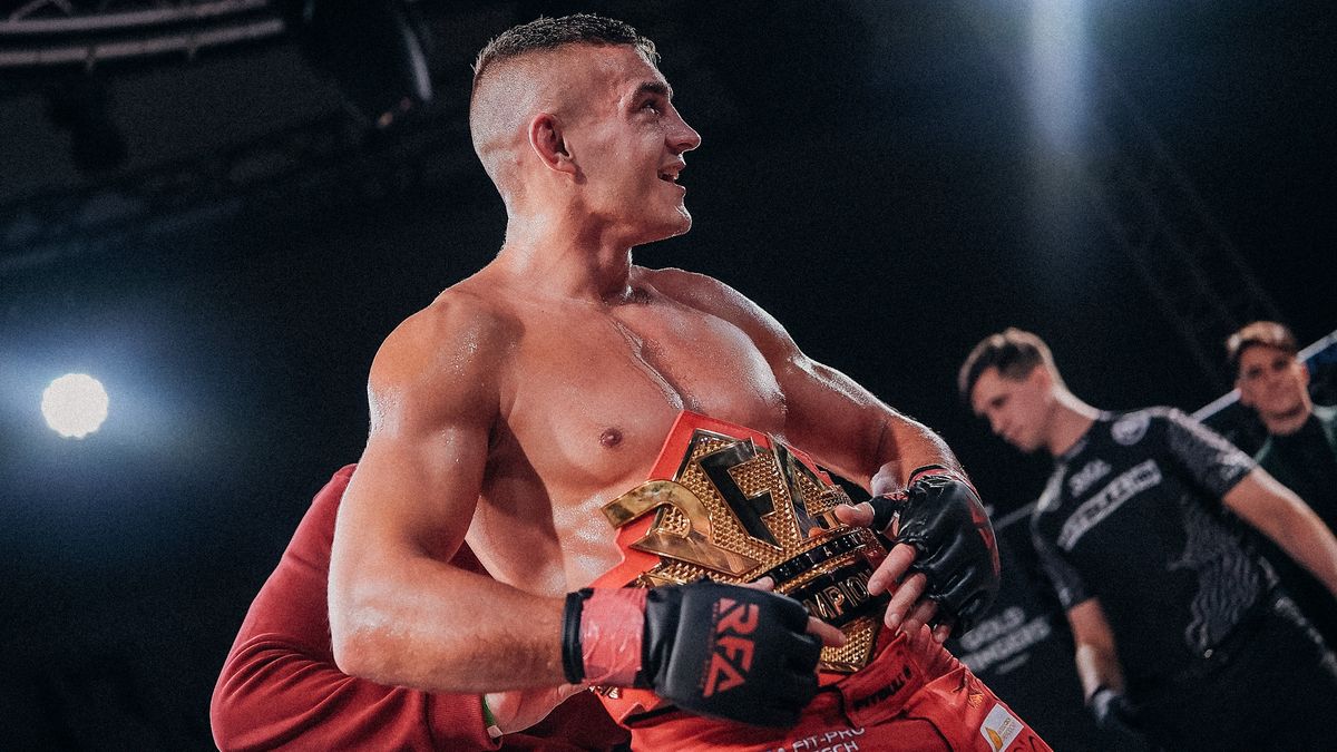Měl jsem temnější období, přiznal fighter Růžička. V kleci oslavil titul šampiona