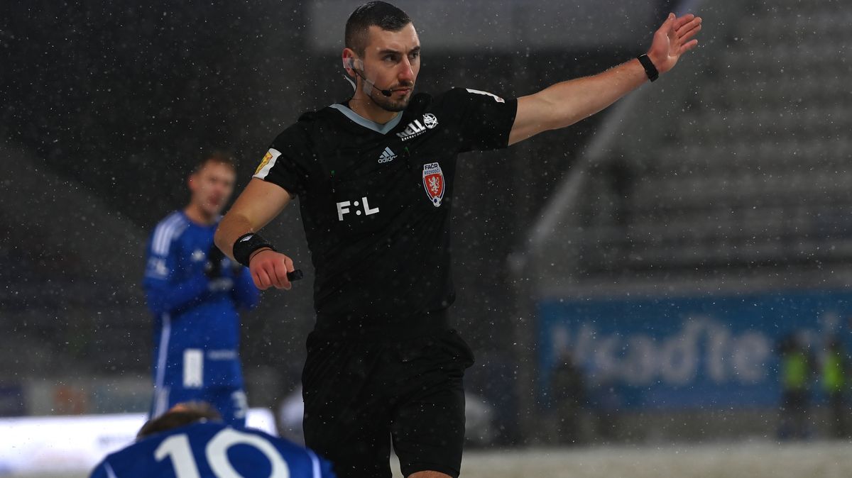 Bitva o třetí příčku: Zmatený rozhodčí a rozzuřený kandidát na post reprezentačního kouče