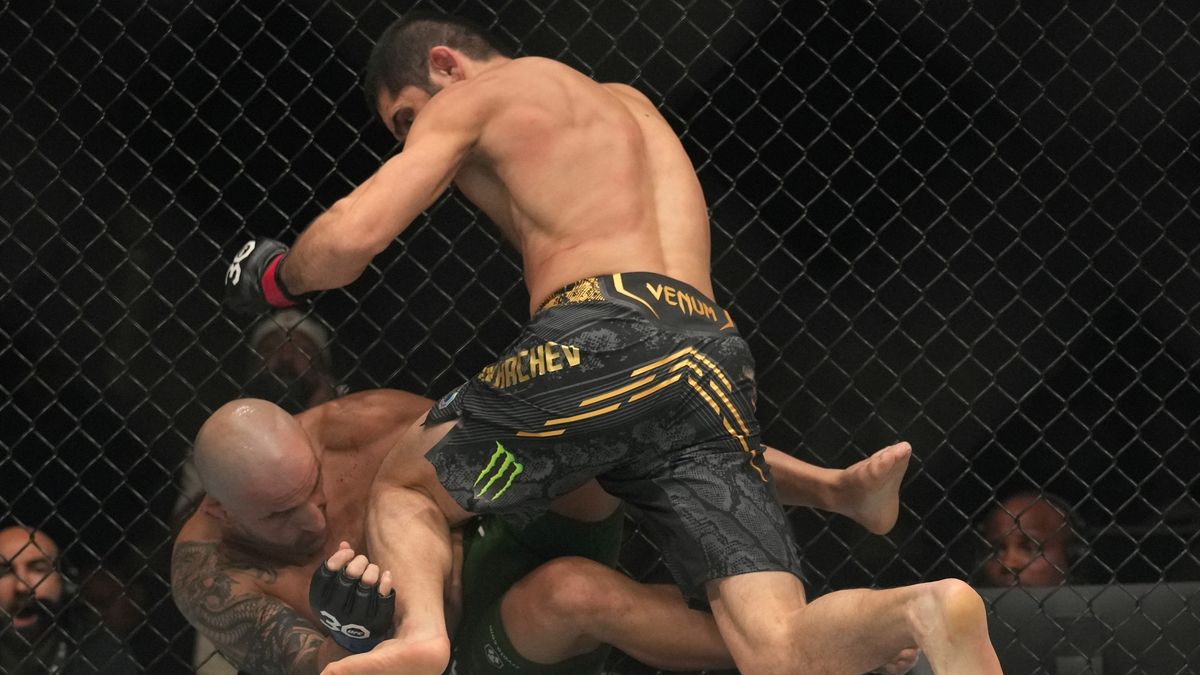 Ruská radost v UFC. Brutální kop přinesl zkázu, došlo i na kontroverzi a slova míru ve světě