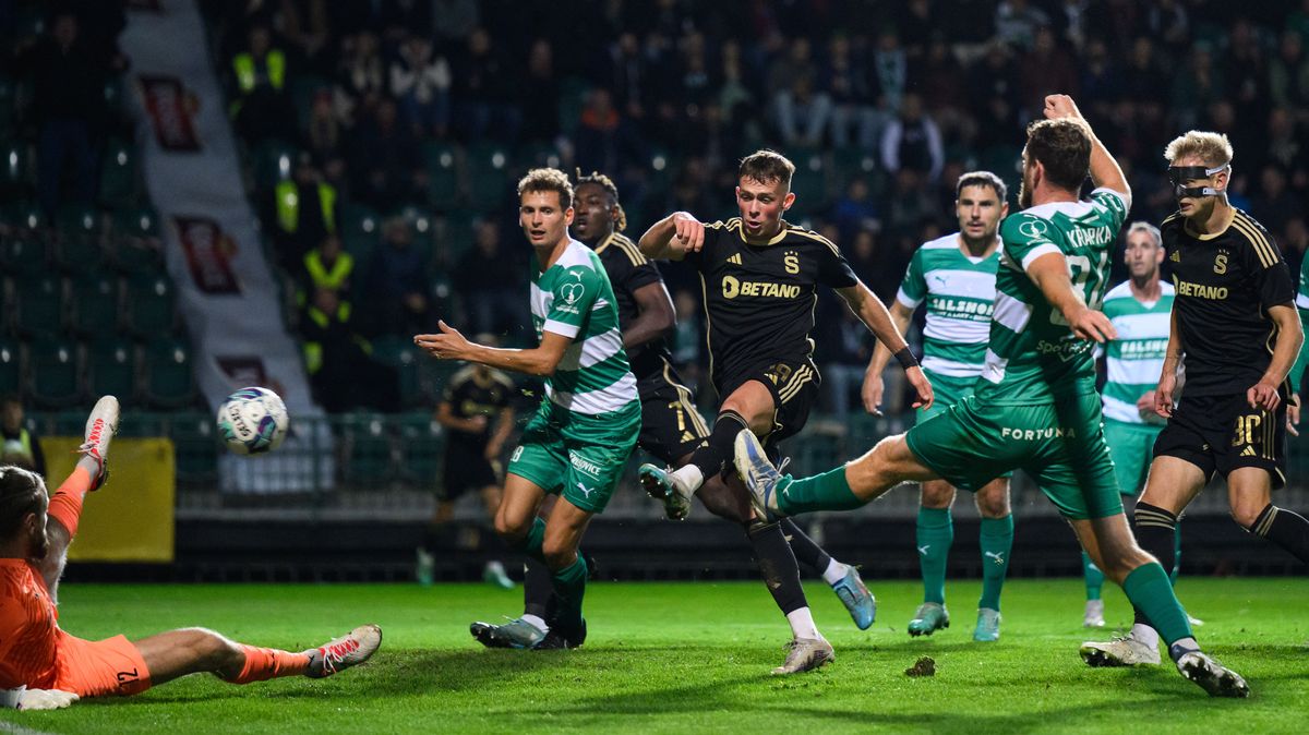 Tradiční emoce v malém derby: kelímky, pískot, nadávky a ironické gesto