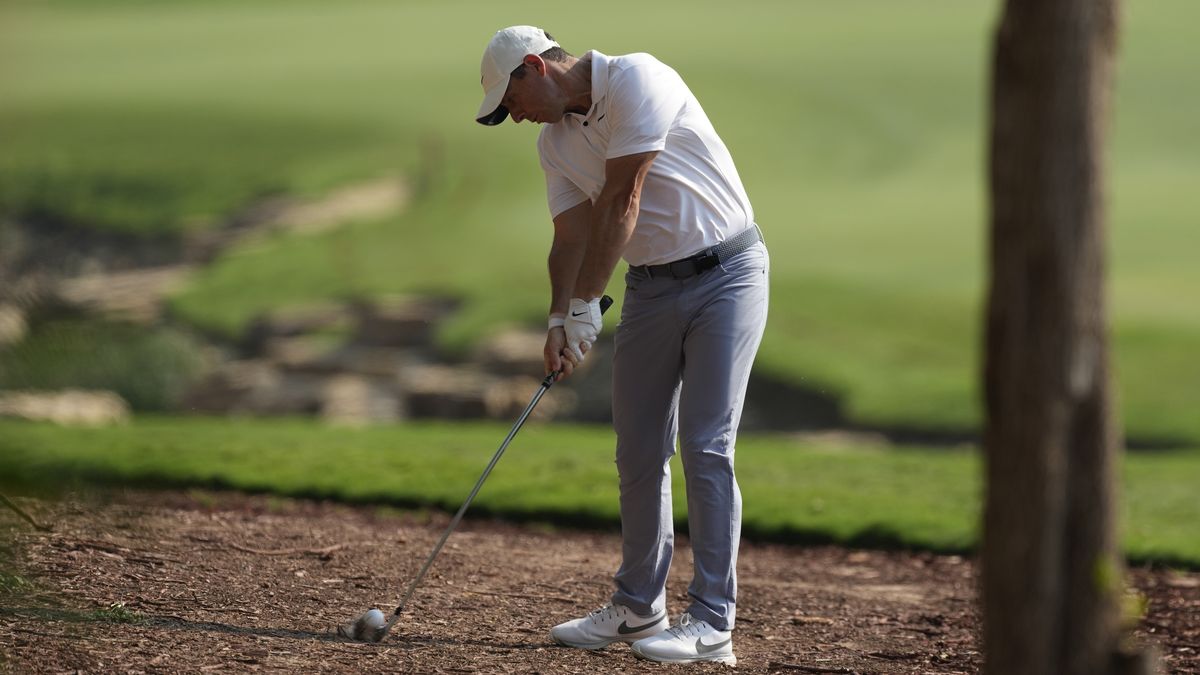 Nevídaná komická scéna. Náčiní skončilo na stromě