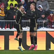 Ladislav Krejčí se raduje s Adamem Karabcem ze své branky