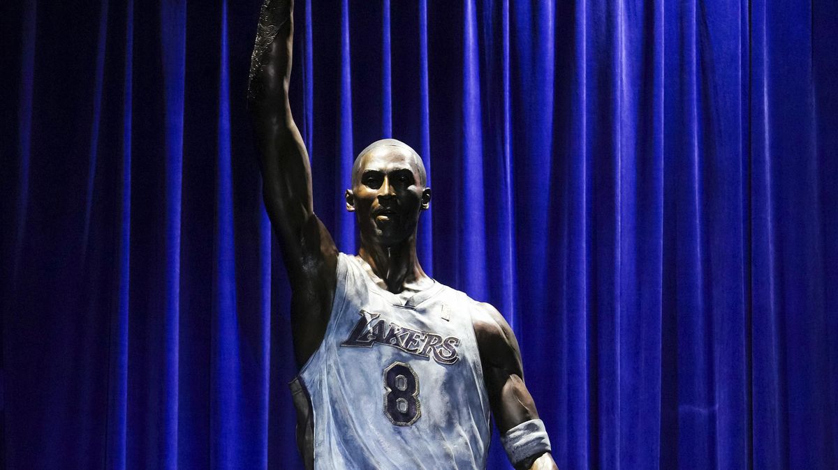 Lakers před halou odhalili první ze tří soch zesnulé hvězdy NBA Bryanta
