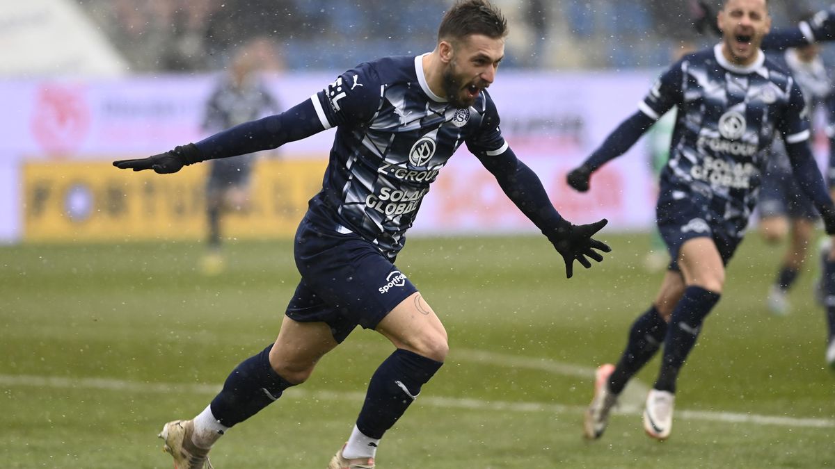 Čtyřgólový Havlík měl při ovacích fanoušků Slovácka slzy v očích