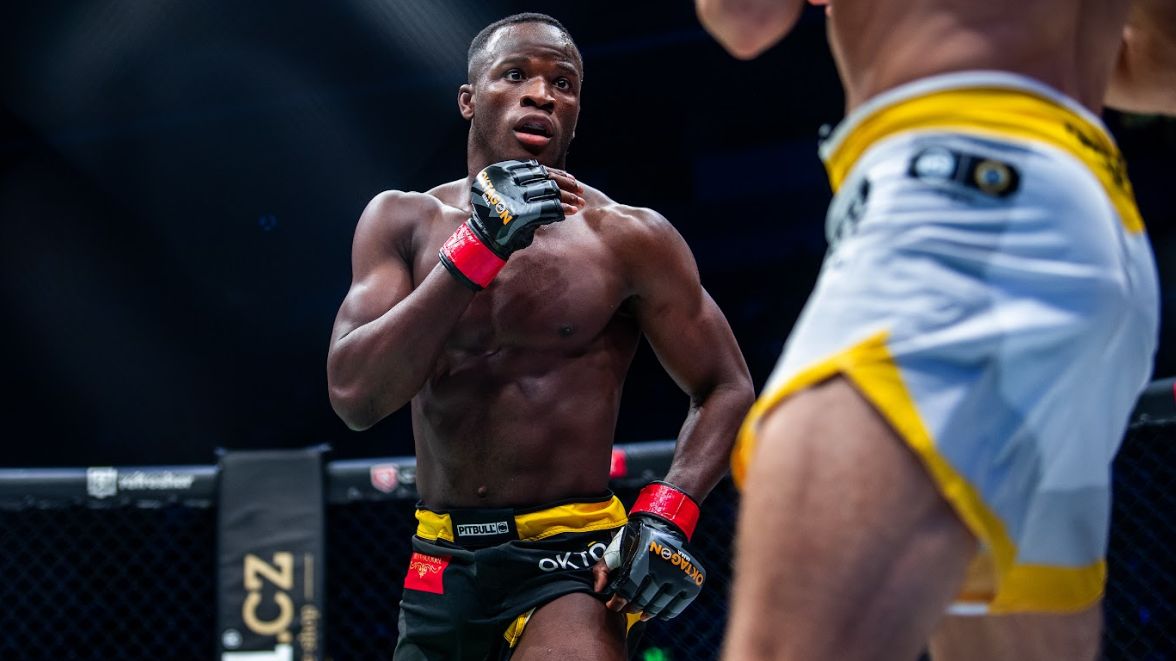 UFC znovu ostrouhalo. Všichni ho chtěli, mne si ruce šéf Oktagonu po podpisu šampiona