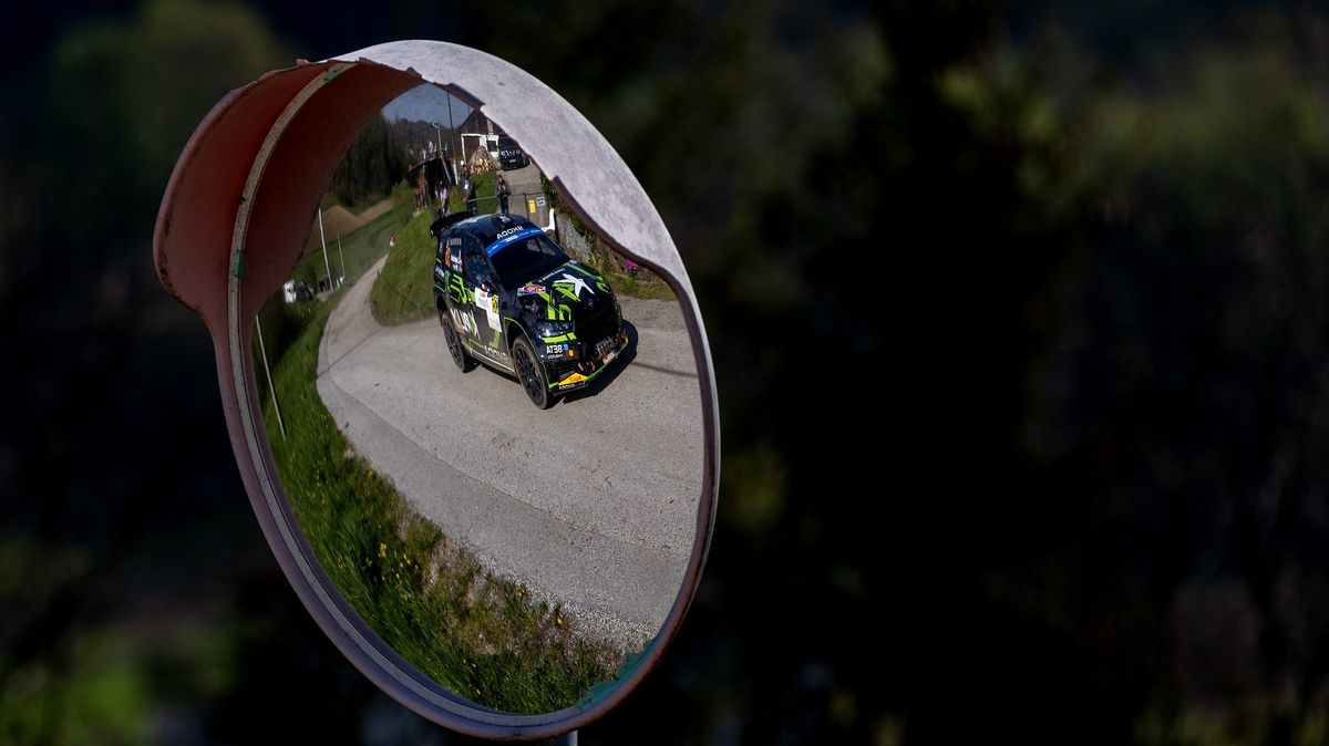 Vysušení, vylovení, odbahnění. Rakušani utopili při rallye auto jak filmový Koudelka