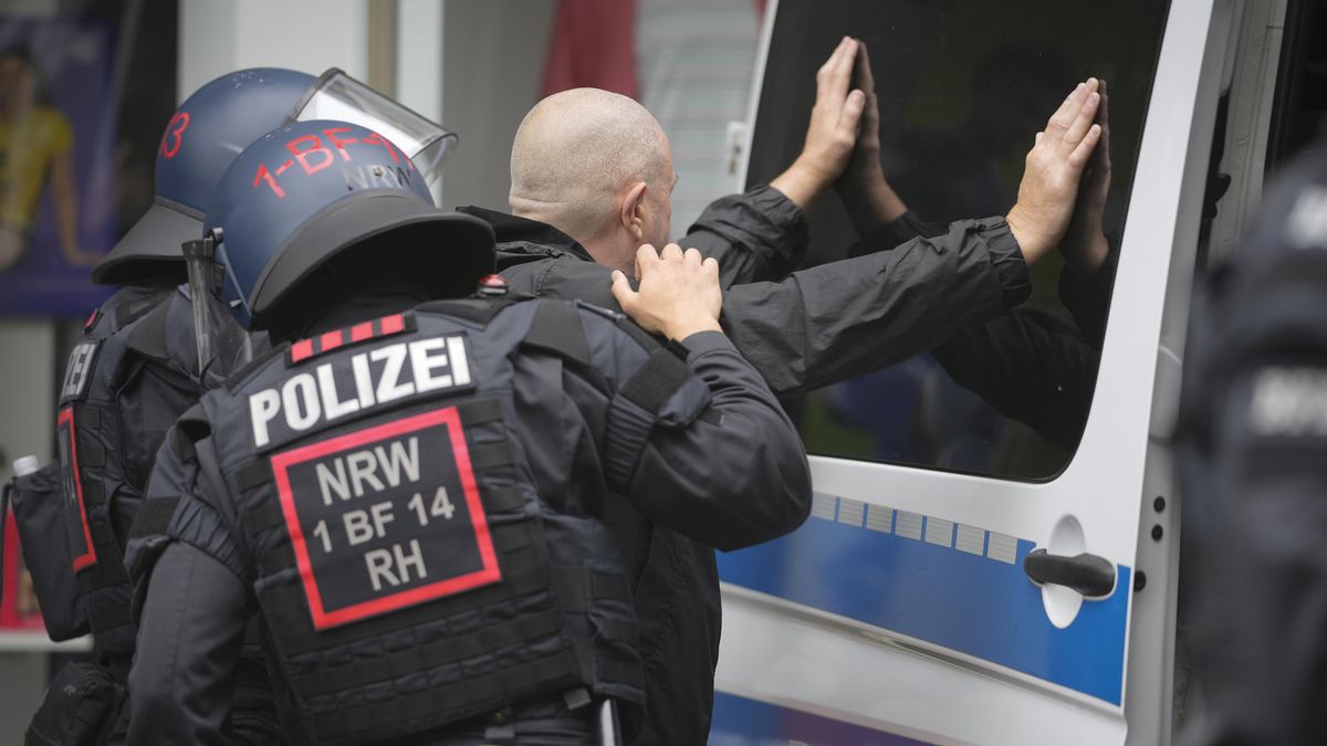 Létaly stoly i židle. Fanoušci Anglie a Srbska se porvali, zraněný je i policista
