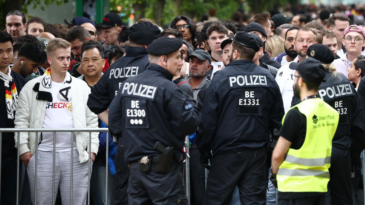 Angličané provokují Němce válečnou písní. Nebuďte idioti a přestaňte, prosí policie