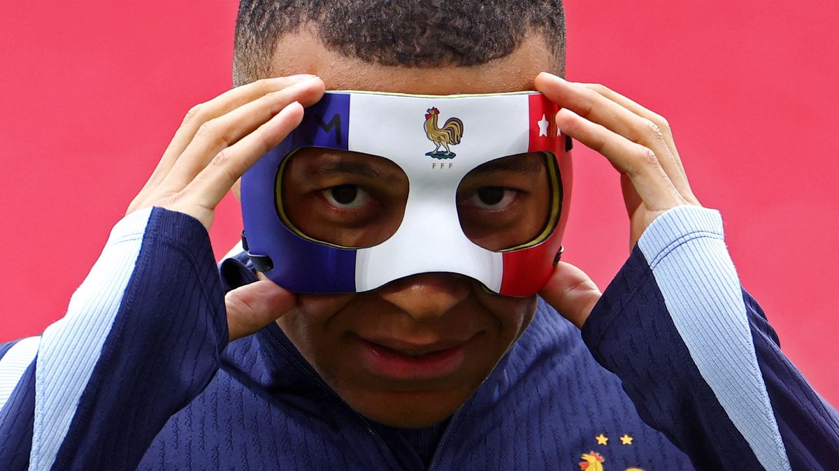 Mbappé ukázal masku. Start v pátečním utkání je blíž