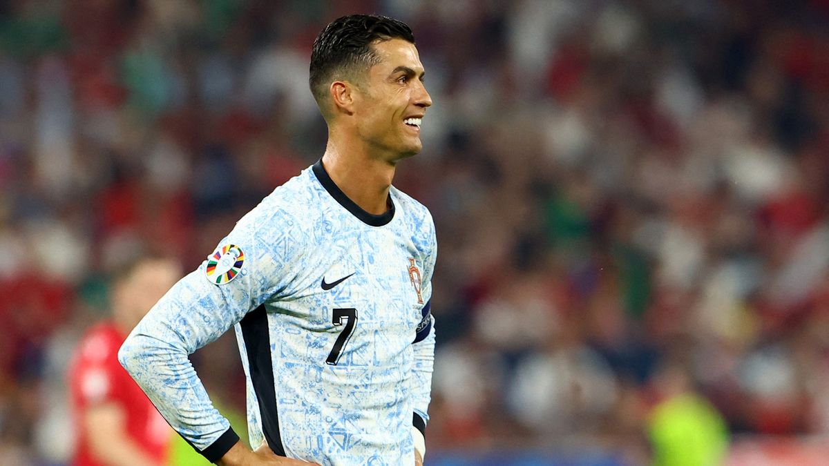 Bláznivý moment na Euru. Pomatenec skočil z tribuny na Ronalda a jen těsně minul