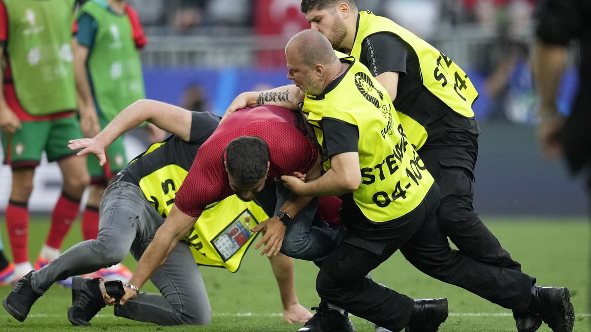 Trapas po zápase. Pořadatel skluzem sestřelil portugalského útočníka