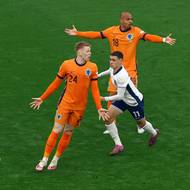 Nizozemci si stěžují rozhodčímu na faul Fodena