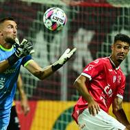 Utkání 6. kola první fotbalové ligy: FK Pardubice - FC Hradec Králové. Zleva hostující Adam Zadražil a Jonathan Brian.