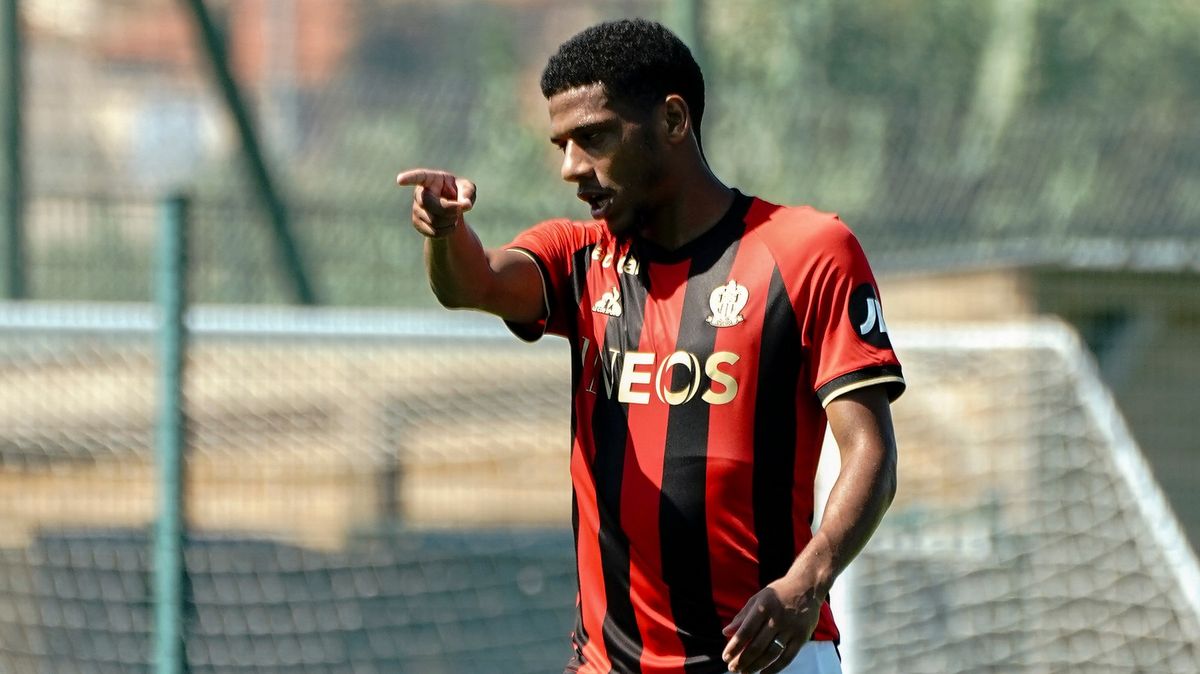 Fotbalisty West Hamu United posílil francouzský stoper Todibo