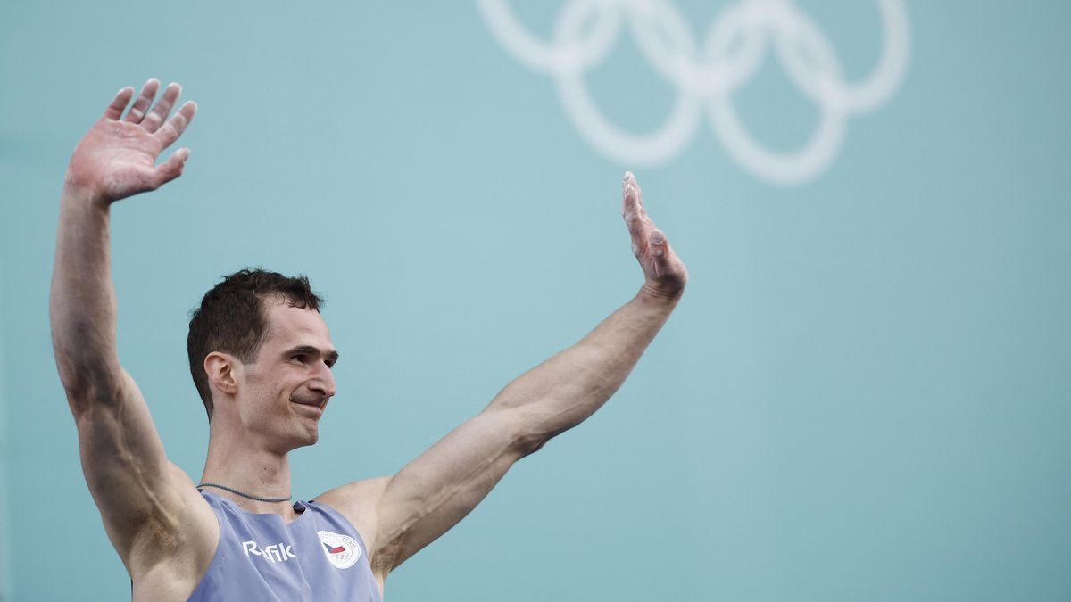 Paráda, smekám! Ondra gratuluje Fuksovi