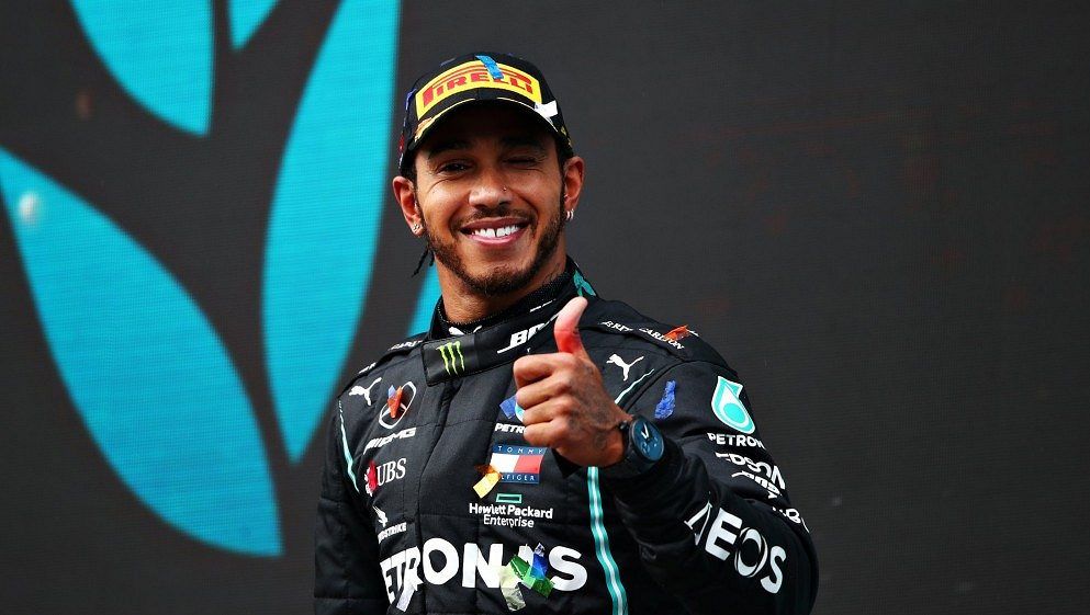 Hamilton dostal výjimku, smí i nadále jezdit s piercingem