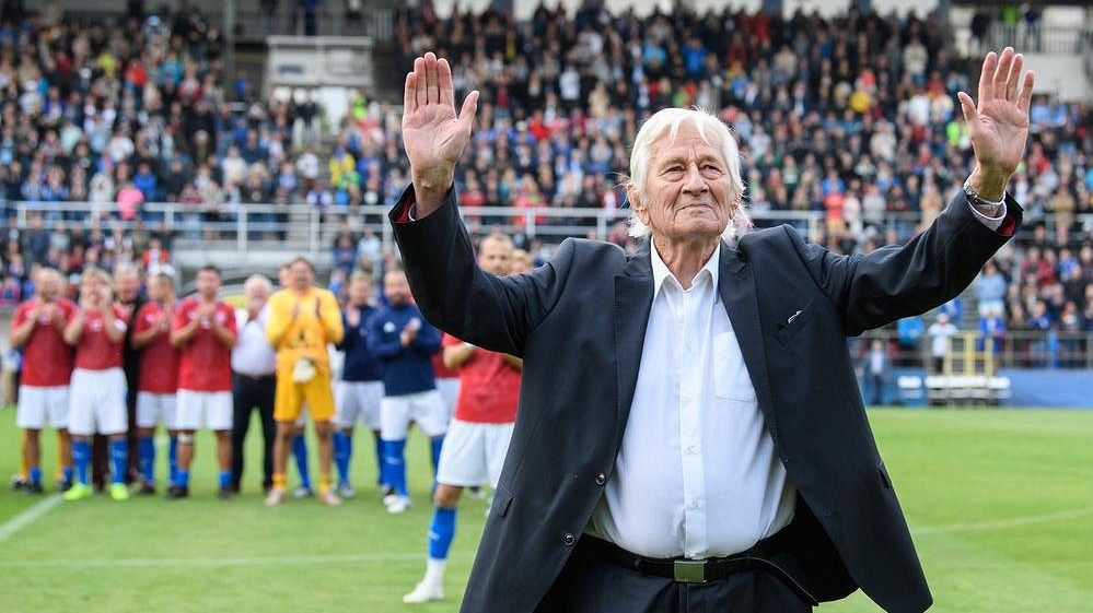 Pokrokový trenér i elegán. Karel Brückner slaví 85. narozeniny
