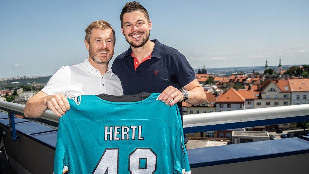 Spálenka o tom, jak Hertl snáší krizi San Jose a zda může být vyměněn i o šanci Paláta na třetí Stanley Cup