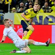 Švédský fotbalový reprezentant Dejan Kulusevski se snaží poslat míč před českou branku v utkání play off o MS 2022. Zasáhnout stihl obránce Jakub Brabec.