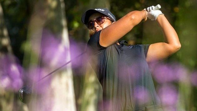Golfistka Napoleaová se před závěrečným kolem ve Španělsku zlepšila na 3. místo