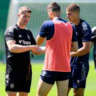 Kondiční trenér Sparty Praha Christian Clarup, Dávid Hancko a Jan Mejdr během tréninku.