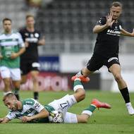 Miloš Kratochvíl z Jablonce (vlevo) a Petr Hronek z Bohemians v souboji o míč.