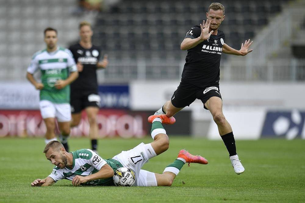 Miloš Kratochvíl z Jablonce (vlevo) a Petr Hronek z Bohemians v souboji o míč.