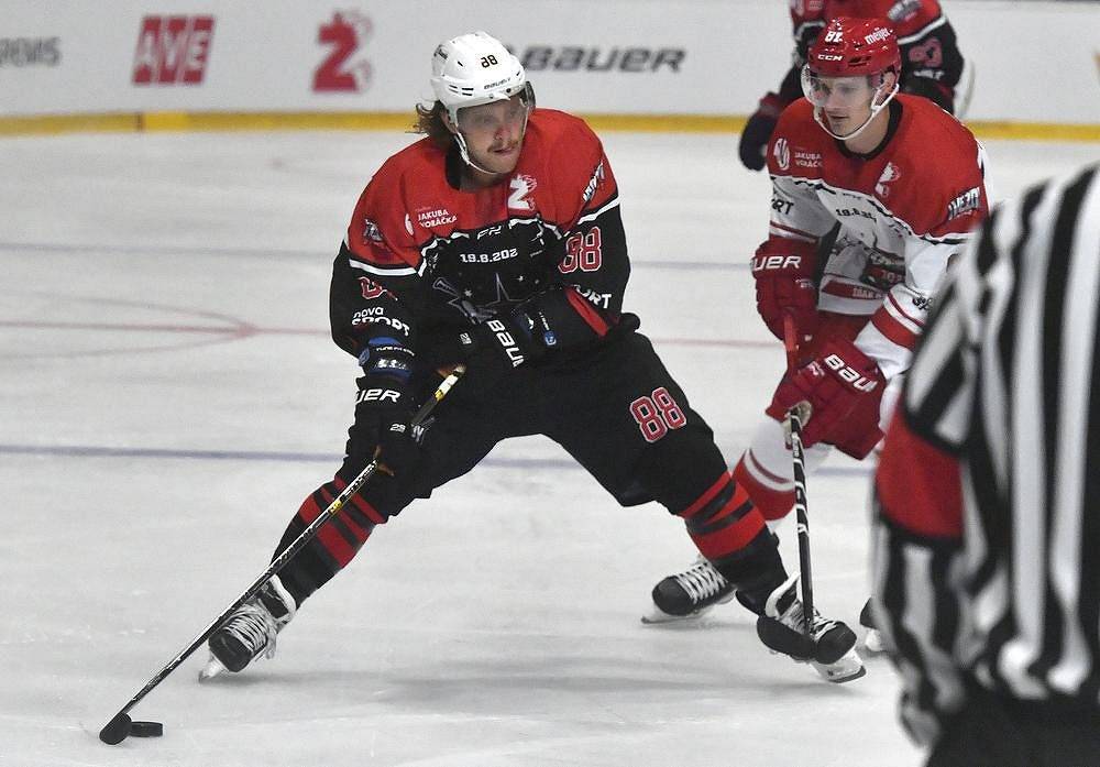 Zleva David Pastrňák a Dominik Kubalík.