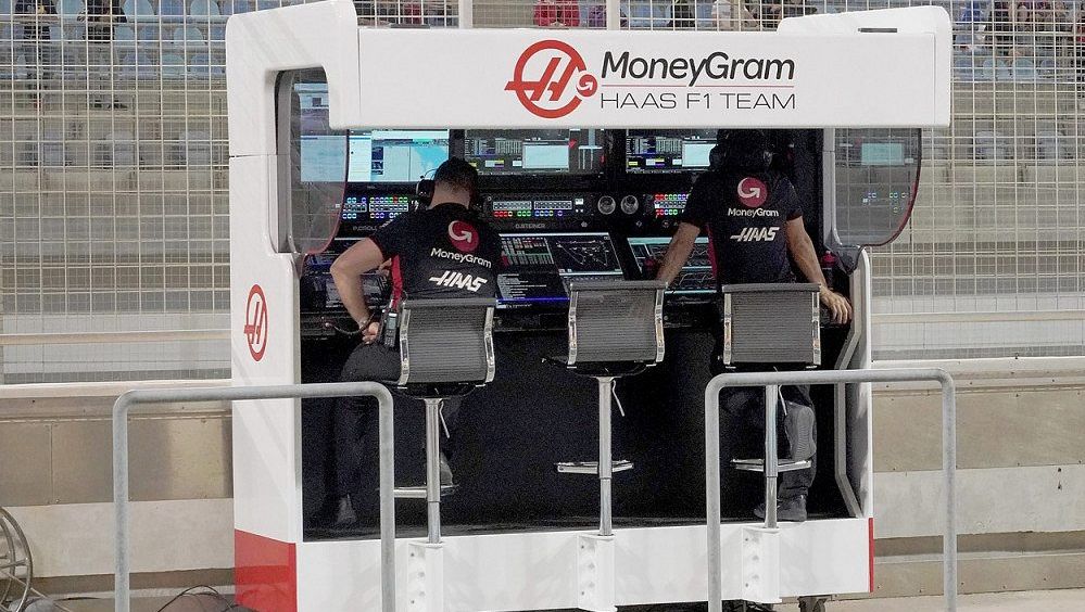 Kam se poděli inženýři? Tým z F1 šetří miliony, a tak do sezony vstoupí s poloviční boxovou zídkou
