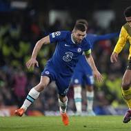 Mateo Kovacič a Jude Bellingham v souboji o míč