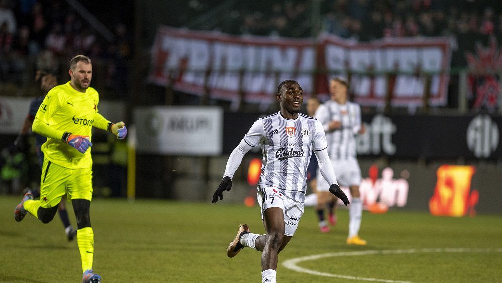 Raketa, která zažehla motory. Nigerijský nováček popletl kufry na letišti a vystřelil Dynamu výhru nad Slavií