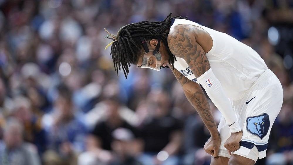Basketbalista Morant kvůli videu s pistolí vyřazen z kádru