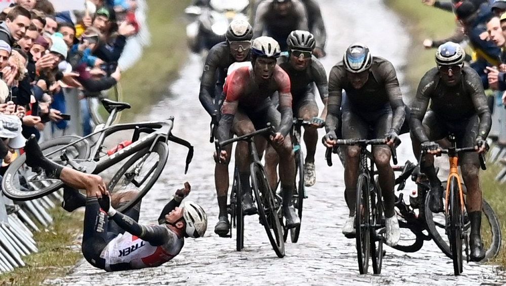 Takhle se čistí kostky na Paříž-Roubaix. Tráva mizí před očima, ale co bobky?