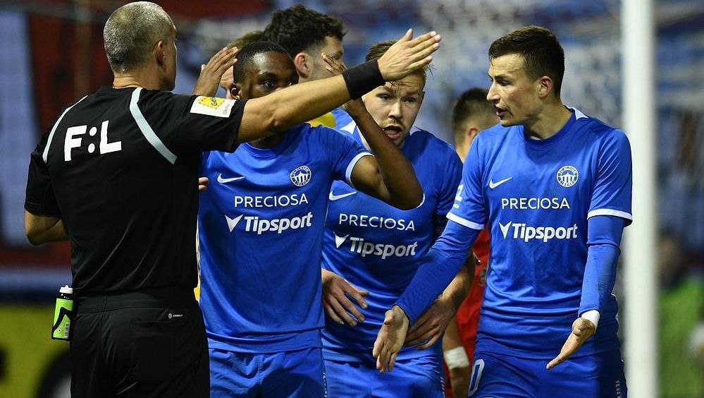 Emoce v Liberci! Slavia bez vyloučeného Olayinky přišla v nastavení o výhru