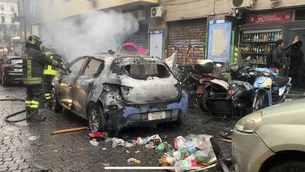 Válečná zóna, policie v akci! Fanoušci Frankfurtu řádili v Neapoli