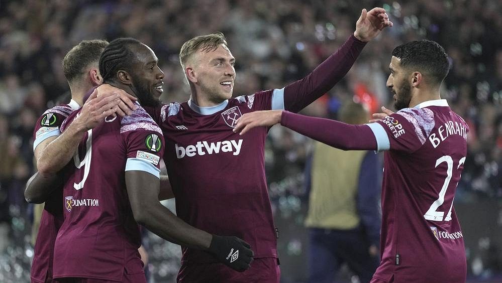 K návratu sešívaných es do Edenu chybí krok. West Ham hladce postoupil, Souček dohrával jako kapitán