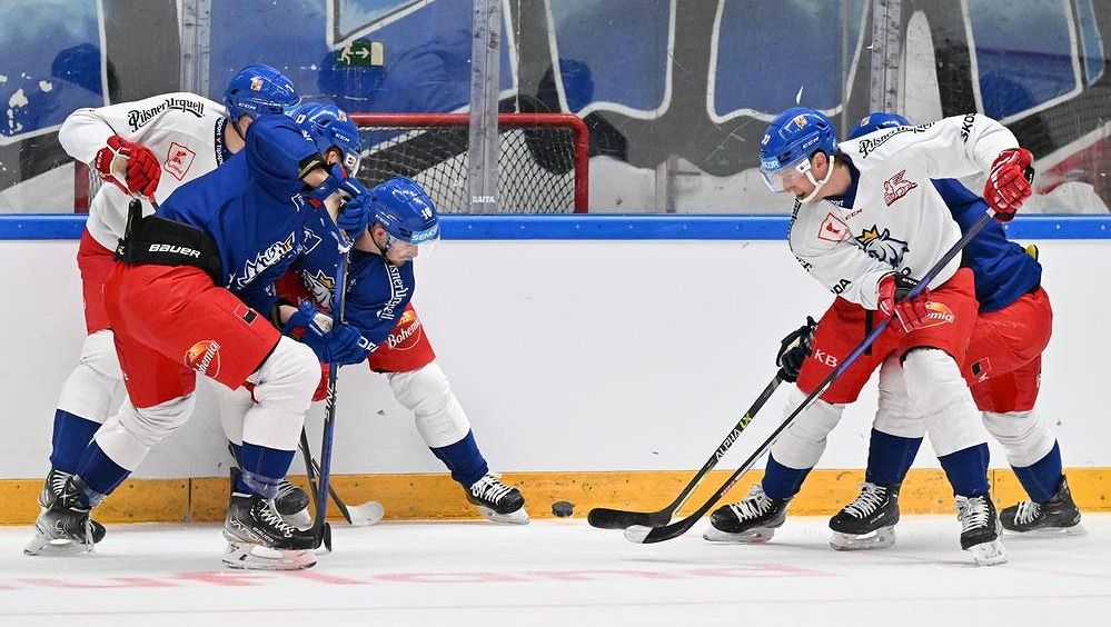 Doktore, rychle pojď! Ze Smejkala na tréninku reprezentace tekla krev, spoluhráči mu z ledu sbírali zuby