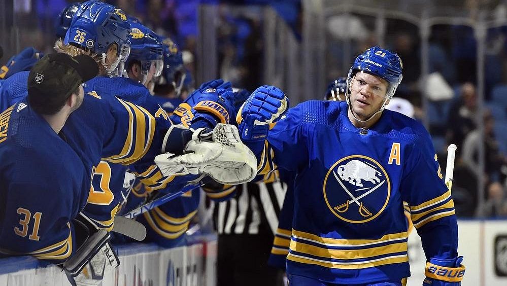 Kapitán Buffala Okposo prodloužil o rok smlouvu, čeká ho 17. sezona v NHL