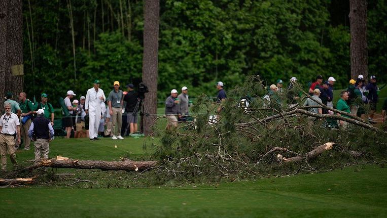 Drama na golfovém turnaji! Na lidi se řítily padlé stromy