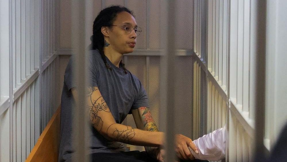 Deset měsíců v ruském lágru. Basketbalová hvězda chystá knižní zpověď