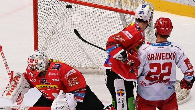 HOKEJ ONLINE: Třinec a Pardubice se utkají ve čtvrtém semifinále, navrch mají Oceláři
