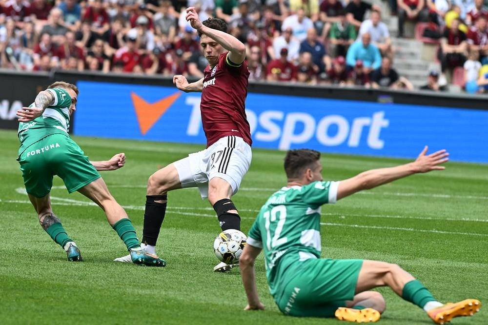 Stoper Sparty Ladislav Krejčí v obležení fotbalistů Bohemky.