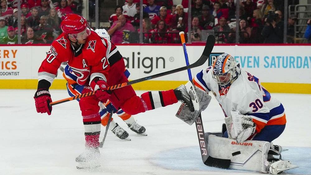 Islanders se vztekají na sudí. Žádná přesilovka a hokejka v obličeji před rozhodujícím gólem