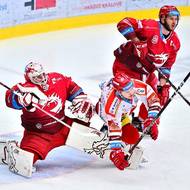 Druhé finále play off hokejové extraligy. Situace před třineckým brankářem Ondřejem Kacetlem.