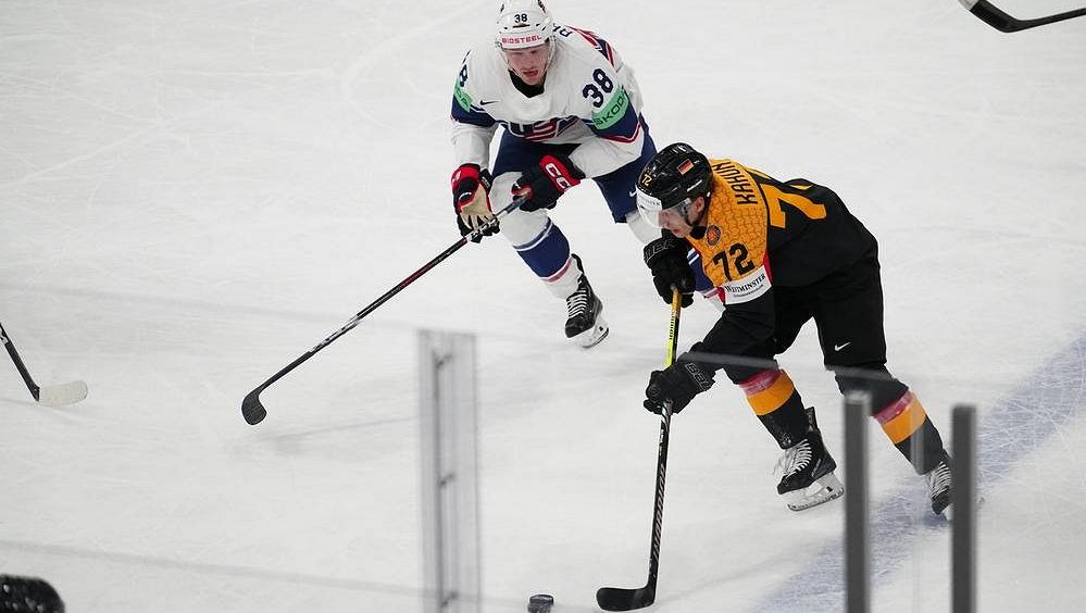 Při zlatém šampionátu čistil led Jágrovi a spol. Teď po titulu sahá český Němec Kahun sám