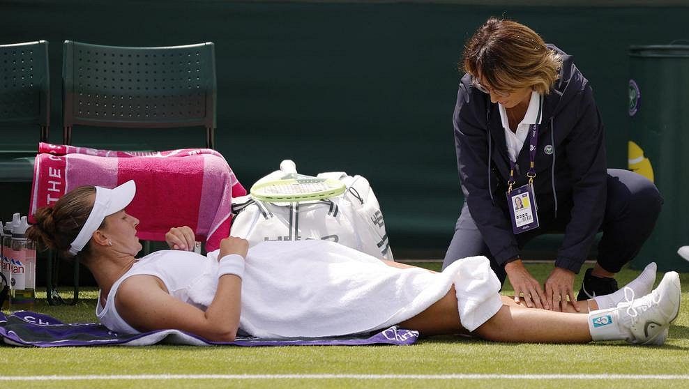 Krejčíková v slzách. Mám strach, přiznala po skreči ve Wimbledonu