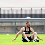 Kondiční trenér Tomáš Malý a Casper Hojer během prvního tréninku v rámci letní přípravy před startem sezony 2023/2024.